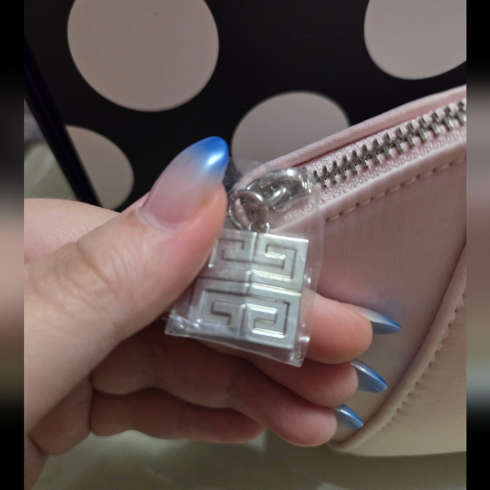 ✨️Givenchy Pouch✨️ - Picture 3 of 3